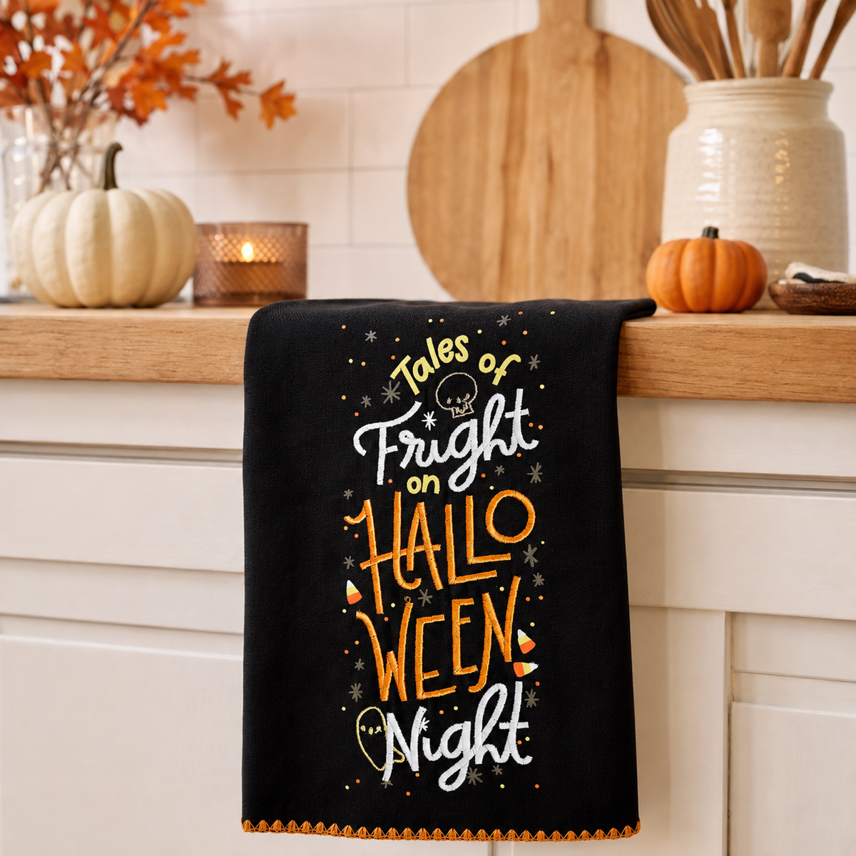 Torchon brodé "Tales of Fright on Halloween Night"